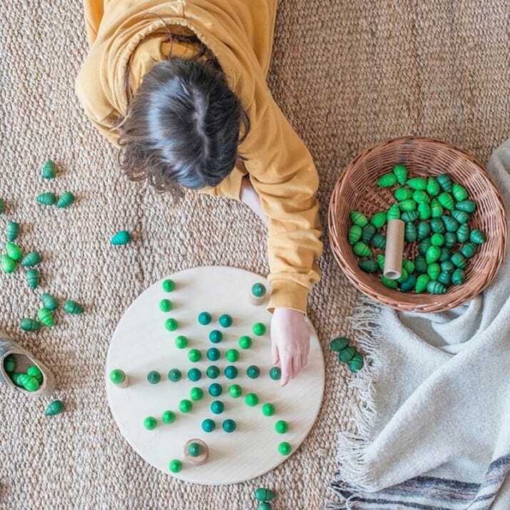 Cativo xogando con material Montessori de madeira
