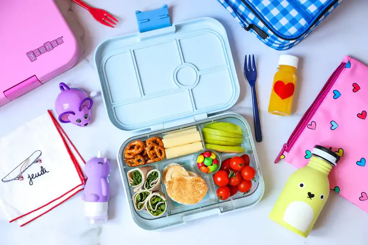 Loncheira FresaBanana preparada con comida e accesorios