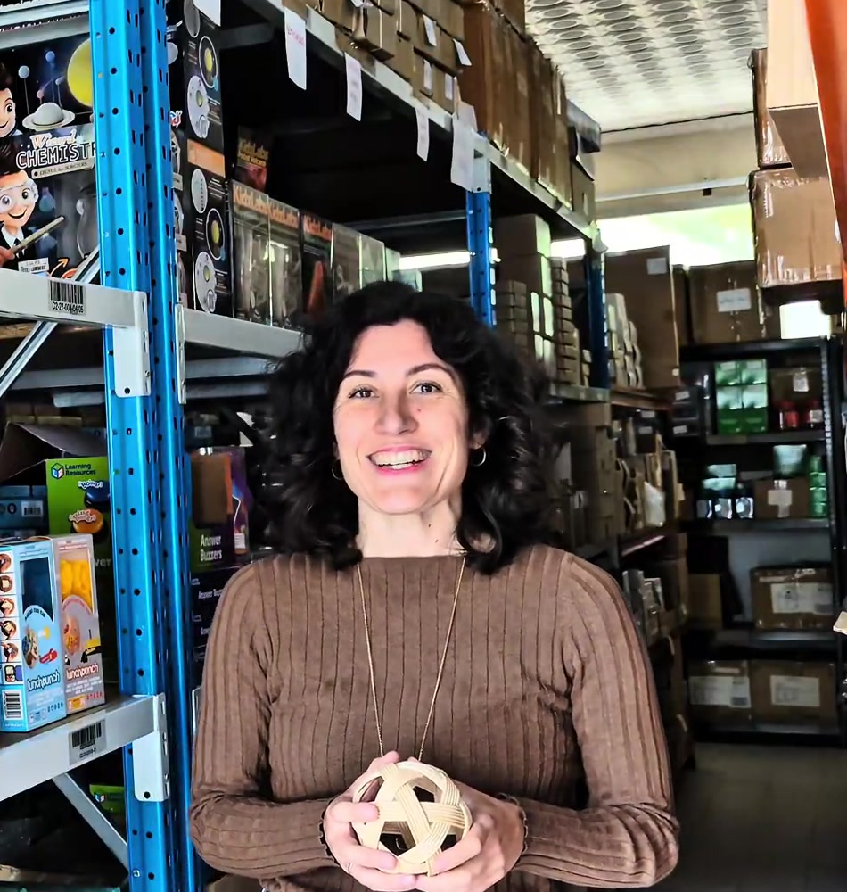 Sara no almacén de Nubeiro Labs en Pontedeume